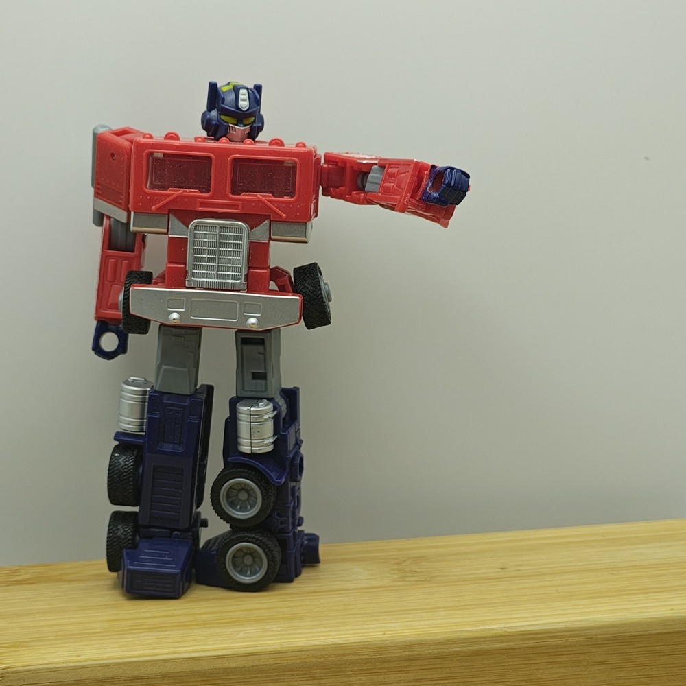 Transformers Generations Legacy United Deluxe Class G1 Universe Optimus PrimeZB4